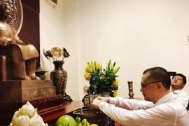 Đại sứ Việt Nam tại Campuchia Vũ Quang Minh dâng hương kỷ niệm 130 năm ngày sinh Chủ tịch Hồ Chí Minh. (Ảnh: Vũ Hùng/Vietnam+)