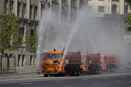 Phun thuốc khử trùng tại thủ đô Moskva. (Ảnh: THX/TTXVN)