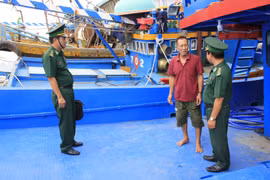 Bộ đội Biên phòng tỉnh Bà Rịa-Vũng Tàu kiểm tra việc thực hiện lắp thiết bị hành trình trên các tàu cá. (Ảnh: Hoàng Nhị/TTXVN) 