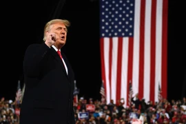 Tổng thống Donald Trump phát biểu trước những người ủng hộ ở thành phố Valdosta, bang Georgia. (Ảnh: AFP/TTXVN) 