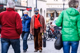 Người dân đeo khẩu trang phòng lây nhiễm COVID-19 tại Munich. (Ảnh: THX/TTXVN)