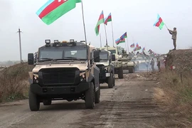 Đoàn xe quân sự Azerbaijan di chuyển vào khu vực Aghdam thuộc Nagorny-Karabakh. (Ảnh: AFP/TTXVN)