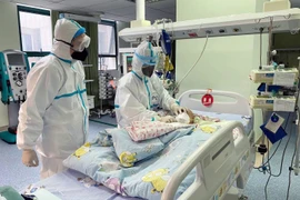 Điều trị cho bệnh nhân tại Vũ Hán. (Ảnh: THX/TTXVN)