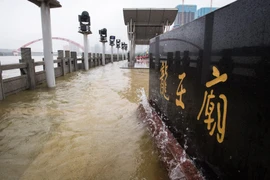 Mưa lớn gây ngập lụt tại thành phố Vũ Hán, tỉnh Hồ Bắc. (Ảnh: THX/TTXVN)