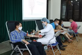 Học viên Học viện Chính trị Quốc gia Hồ Chí Minh tham gia hiến máu tình nguyện. (Ảnh: Phương Hoa/TTXVN)