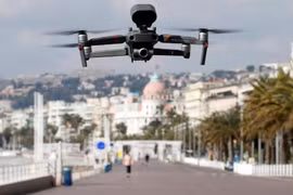 Cảnh sát Pháp sử dụng drone giám sát tình hình giới nghiêm