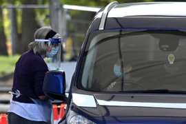 Xét nghiệm COVID-19 cho người dân tại London. (Ảnh: AFP/TTXVN)