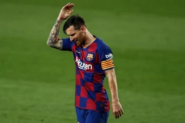 Messi thất vọng khi nhìn Real Madrid nâng cúp vô địch La Liga