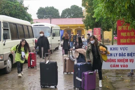 Công dân hoàn tất thời gian cách ly tập trung. (Ảnh: TTXVN)