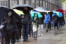 Cử tri Mỹ xếp hàng chờ bỏ phiếu sớm tại New York. (Ảnh: AFP/TTXVN)