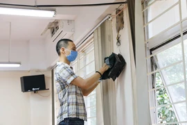 Trường THCS Nghĩa Tân (quận Cầu Giấy) hoàn thành vệ sinh, khử khuẩn và các công tác chuẩn bị khác, sẵn sàng đón học sinh trở lại trường. (Ảnh: Thanh Tùng/TTXVN) 
