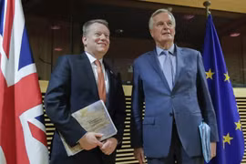 Các trưởng đoàn đàm phán Brexit của Anh và EU. (Ảnh: AFP/TTXVN)