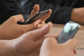 Nhiều lo ngại khi học sinh được sử dụng điện thoại trong giờ học