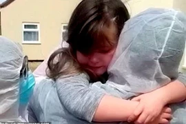 Xúc động cảnh nữ nhân viên y tế được gặp con sau hai tháng cách ly