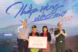 Quỹ Vì tầm vóc Việt trao tặng các suất học bổng trị giá 200 triệu đồng. (Ảnh: Nguyễn Oanh/TTXVN)