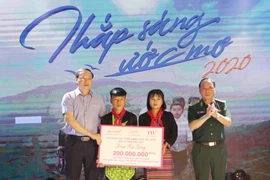 Quỹ Vì tầm vóc Việt trao tặng các suất học bổng trị giá 200 triệu đồng. (Ảnh: Nguyễn Oanh/TTXVN)