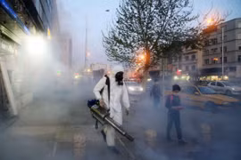 Phun thuốc khử trùng tại Tehran. (Ảnh: Anadolu)