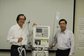 Ông Trần Ngọc Phúc (trái) - Nhà sáng lập kiêm Chủ tịch Hội đồng Quản trị Công ty TNHH Metran. (Ảnh: Đào Thanh Tùng/TTXVN)