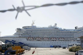 Đã có 5 du khách trên tàu Diamond Princess tử vong do COVID-19. (Ảnh: Kyodo)