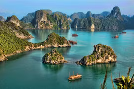Vịnh Hạ Long từ trên cao nhìn giống như một bức tranh thủy mặc. (Ảnh: Getty) 