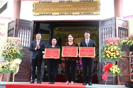 Tặng bảng vàng tri ân của lãnh đạo Tỉnh cho tập thể, cá nhân ủng hộ Quỹ Khuyến học Nguyễn Sinh Sắc. (Ảnh: Nguyễn Văn Trí/TTXVN)