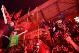 CĐV Liverpool đổ ra đường ăn mừng bất chấp nỗi lo COVID-19