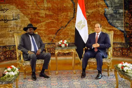 Tổng thống Ai Cập Abdel-Fattah El-Sisi và người đồng cấp Nam Sudan Salva Kiir. (Ảnh: MENA)