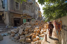 Các tòa nhà bị phá hủy sau vụ nổ tại Beirut. (Ảnh: THX/ TTXVN)