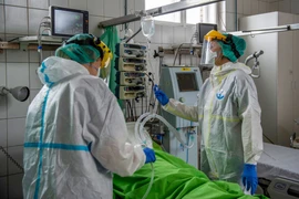 Điều trị cho bệnh nhân COVID-19. (Ảnh: AFP/TTXVN)