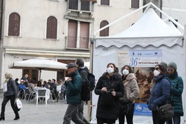 Dịch bệnh COVID-19 tiếp tục diễn biến phức tạp ở châu Âu. (Ảnh: AFP/TTXVN)