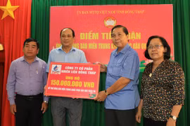 Ủy ban MTTQ tỉnh Đồng Tháp tiếp nhận tiền ủng hộ đồng bào miền Trung. (Ảnh: Chương Đài/TTXVN)