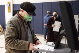 Cử tri Mỹ bỏ phiếu tại bang Wisconsin.