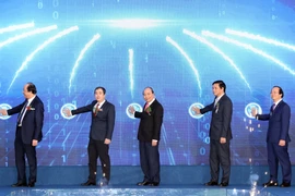 Thủ tướng Nguyễn Xuân Phúc và các đại biểu thực hiện nghi thức khởi động dự án. (Ảnh: Thống Nhất/TTXVN)