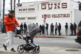 Người dân xếp hàng chờ mua súng.