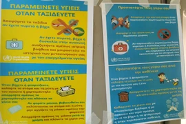 Các nhà chờ xe bus tại Hy Lạp đều được dán tờ rơi khuyến cáo về dịch bệnh. (Ảnh: IPA)