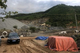 Công trường đang thi công tại bãi rác Khánh Sơn. (Ảnh: Văn Dũng/TTXVN)