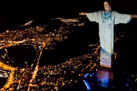 Tượng Chúa cứu thế tại Rio de Janeiro được 'đeo khẩu trang'