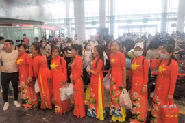 Công dân Việt Nam chờ lên đường về nước. (Ảnh: Vietnam+)
