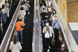 Người dân đeo khẩu trang phòng lây nhiễm COVID-19 tại Tokyo. (Ảnh: THX/TTXVN)