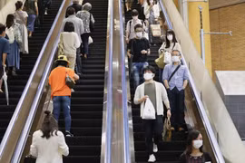 Người dân đeo khẩu trang phòng lây nhiễm COVID-19 tại Tokyo. (Ảnh: THX/TTXVN)
