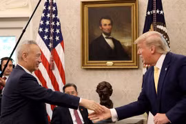 Tổng thống Donald Trump và Phó Thủ tướng Lưu Hạc tại lễ ký thoả thuận. (Ảnh: Getty)