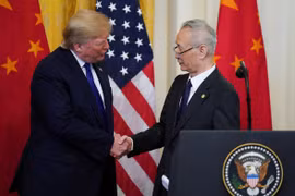 Tổng thống Trump và Phó Thủ tướng Trung Quốc Lưu Hạc. (Ảnh: Reuters)