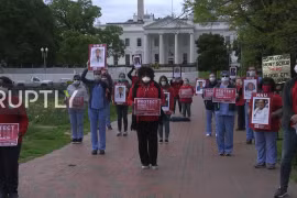 Nhân viên y tế kiểm tra tình trạng bệnh nhân mắc COVID-19. (Ảnh: AFP/TTXVN)