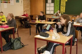 Học sinh châu Âu đi học trong mùa dịch COVID-19. (Ảnh: AFP)