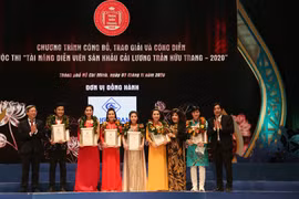 Trao huy chương cho các tài năng của sân khấu cải lương Trần Hữu Trang