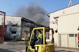 Đám khói bốc cao từ hiện trường vụ cháy. (Ảnh: Nguyễn Văn Việt/TTXVN) 