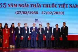 Thủ tướng Nguyễn Xuân Phúc với Ban lãnh đạo Trường Đại học Y Hà Nội. (Ảnh: Thống Nhất/TTXVN)