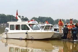 Công an tỉnh Thừa Thiên-Huế tiếp nhận phương tiện phòng chống lụt bão. (Ảnh: Huyền Trang/TTXVN)