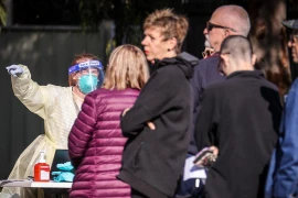 Xét nghiệm COVID-19 cho người dân tại Australia. (Ảnh: The Australian)