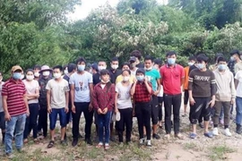 Nhóm đối tượng nhập cảnh trái phép bị bắt giữ. (Ảnh: TTXVN phát)